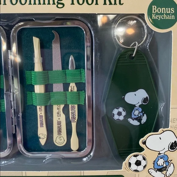 Peanuts x Celavi Green Grooming Tool Kit - Picture 3 of 6